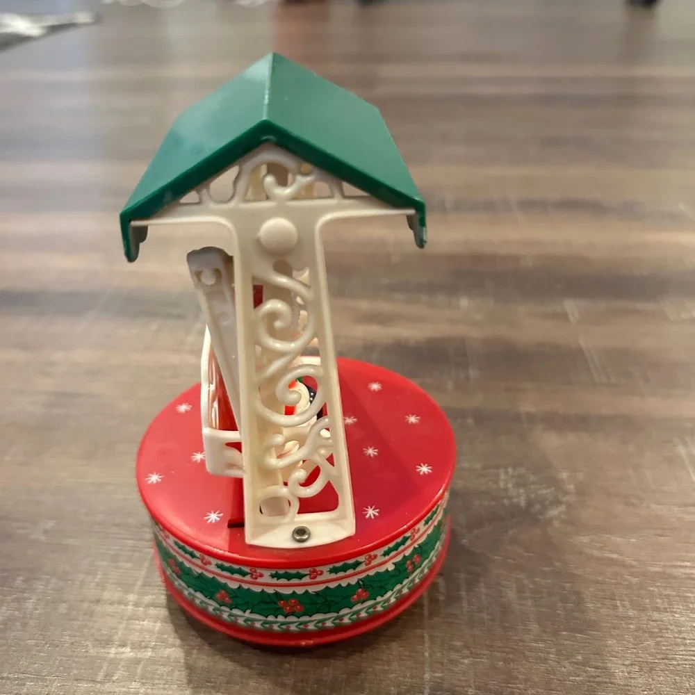 Vintage 1979 Yuletide Enterprises Santa Mrs Claus Swing Music Box Christmas 2037